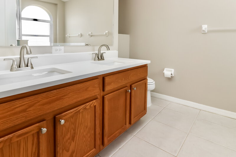 1,955/Mo, 7801 Merchantville Cir Zephyrhills, FL 33540 Main Bathroom View