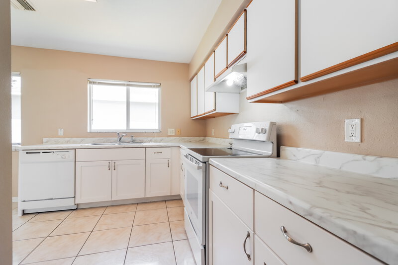1,955/Mo, 12118 Feldwood Creek Ln Riverview, FL 33579 Kitchen View