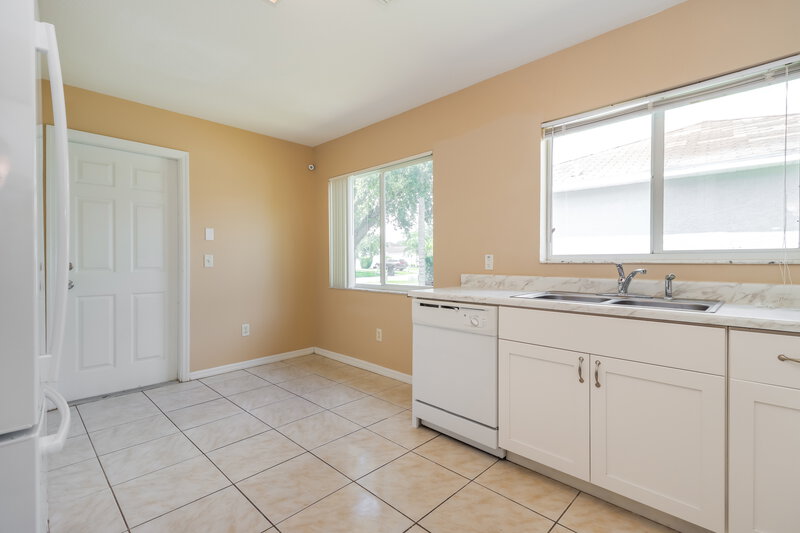 1,955/Mo, 12118 Feldwood Creek Ln Riverview, FL 33579 Kitchen View 2