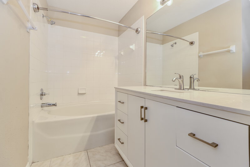 1,955/Mo, 12118 Feldwood Creek Ln Riverview, FL 33579 Main Bathroom View