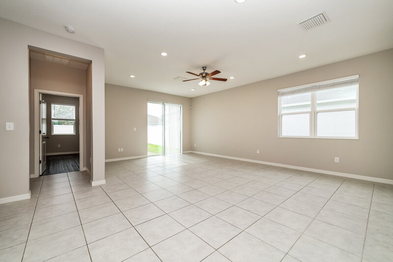 2,165/Mo, 7729 Sunshine Bridge Ave Gibsonton, FL 33534 Living Room View 2