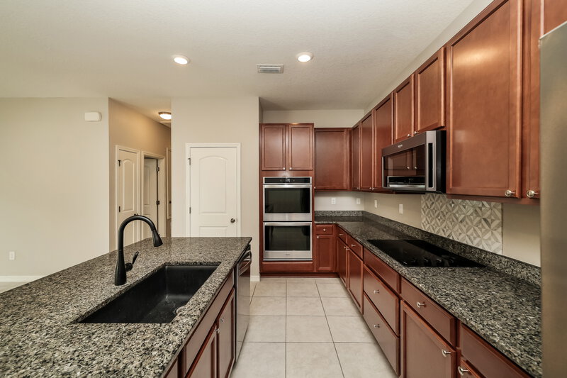 2,165/Mo, 7729 Sunshine Bridge Ave Gibsonton, FL 33534 Kitchen View 2