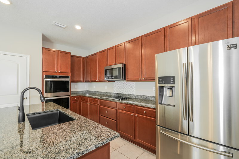 2,330/Mo, 7729 Sunshine Bridge Ave Gibsonton, FL 33534 Kitchen View 2