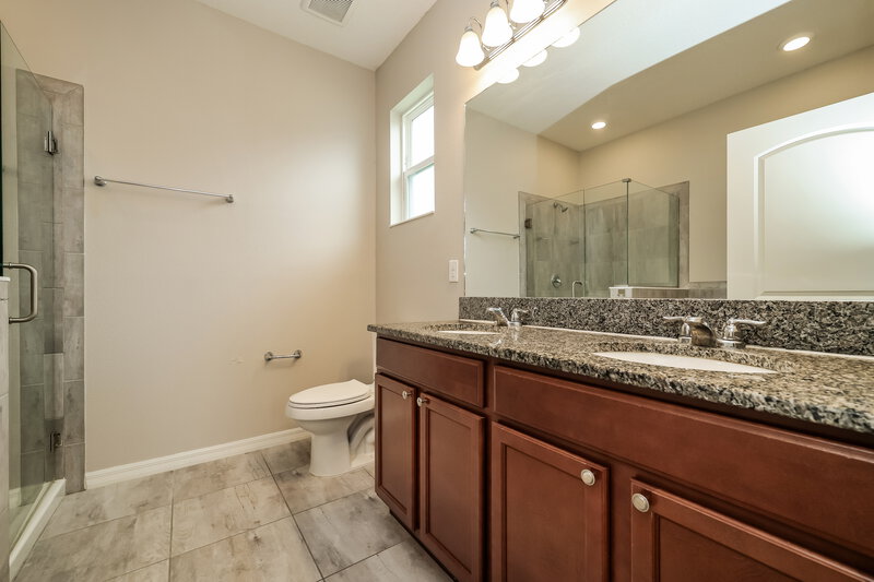 2,165/Mo, 7729 Sunshine Bridge Ave Gibsonton, FL 33534 Main Bathroom View