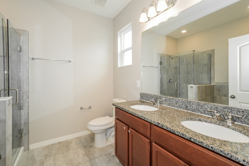 2,330/Mo, 7729 Sunshine Bridge Ave Gibsonton, FL 33534 Main Bathroom View