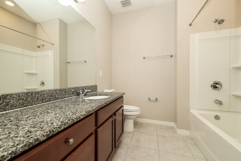 2,165/Mo, 7729 Sunshine Bridge Ave Gibsonton, FL 33534 Bathroom View