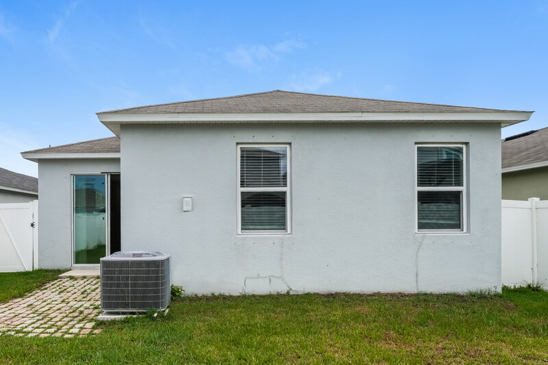 2,330/Mo, 7729 Sunshine Bridge Ave Gibsonton, FL 33534 Rear View