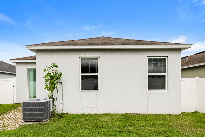 2,165/Mo, 7729 Sunshine Bridge Ave Gibsonton, FL 33534 Rear View