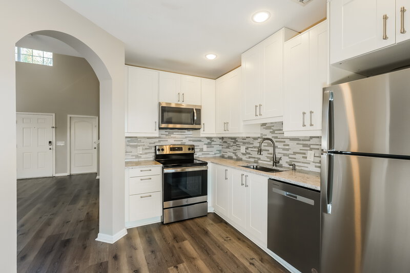 2,165/Mo, 12527 Evington Point Dr Riverview, FL 33579 Kitchen View 2