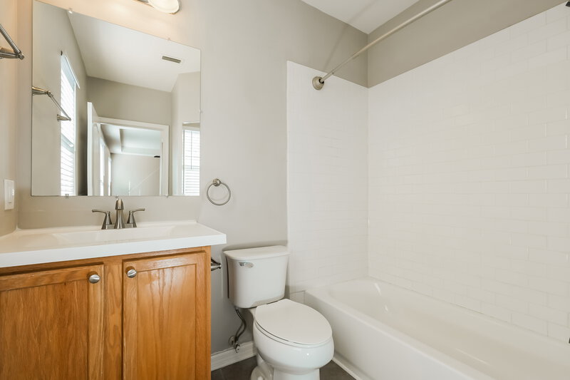 2,165/Mo, 12527 Evington Point Dr Riverview, FL 33579 Main Bathroom View