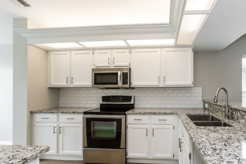 2,545/Mo, 2013 Thornbush Pl Brandon, FL 33511 Kitchen View 2