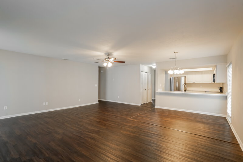 2,370/Mo, 814 Settlers Rd Tampa, FL 33613 Living Room View 2