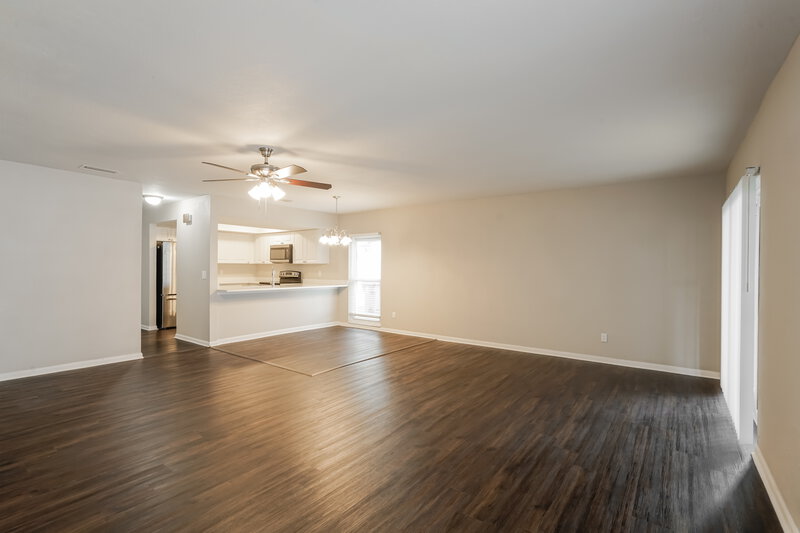 2,370/Mo, 814 Settlers Rd Tampa, FL 33613 Living Room View 3