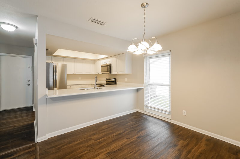 2,370/Mo, 814 Settlers Rd Tampa, FL 33613 Dining Room View