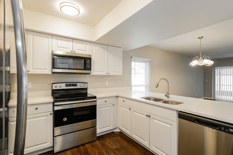 2,370/Mo, 814 Settlers Rd Tampa, FL 33613 Kitchen View 2