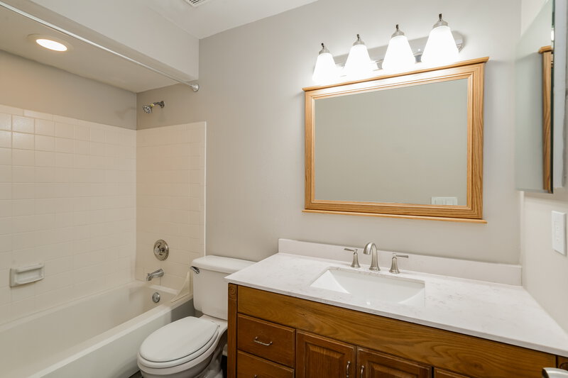 2,370/Mo, 814 Settlers Rd Tampa, FL 33613 Main Bathroom View