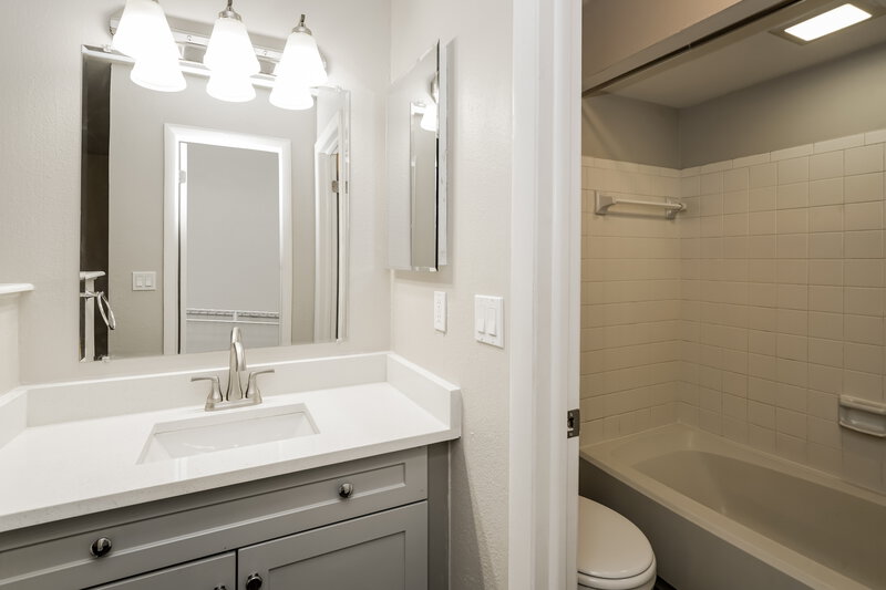 2,370/Mo, 814 Settlers Rd Tampa, FL 33613 Bathroom View