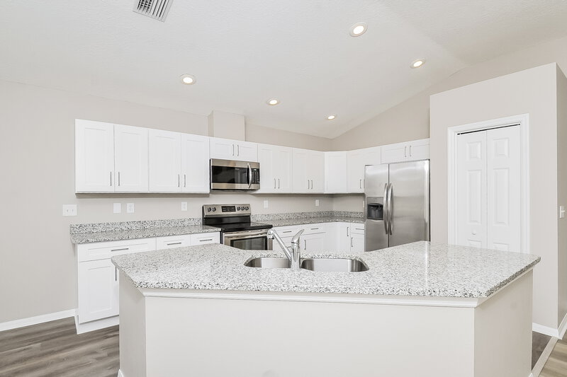 2,610/Mo, 1221 Barclay Wood Dr Ruskin, FL 33570 Kitchen View