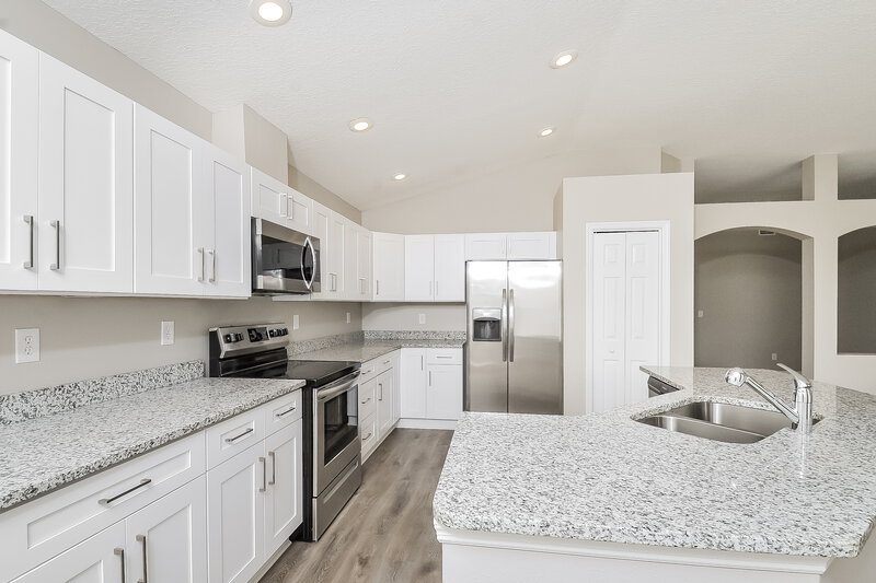2,610/Mo, 1221 Barclay Wood Dr Ruskin, FL 33570 Kitchen View 2