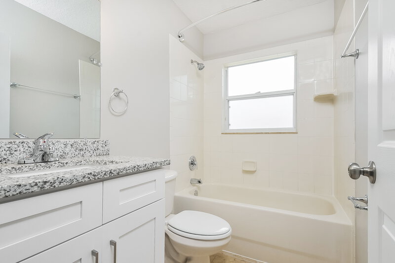 2,610/Mo, 1221 Barclay Wood Dr Ruskin, FL 33570 Bathroom View