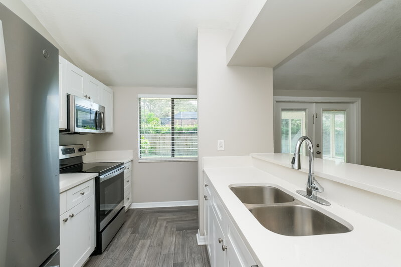 2,645/Mo, 1191 Mineola Cir Palm Harbor, FL 34683 Kitchen View 2