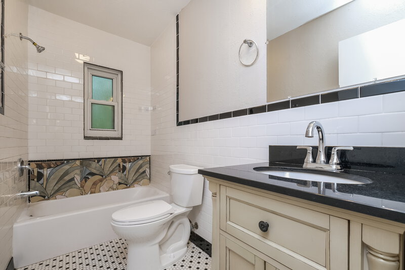 2,010/Mo, 226 Regal Park Dr Valrico, FL 33594 Main Bathroom View