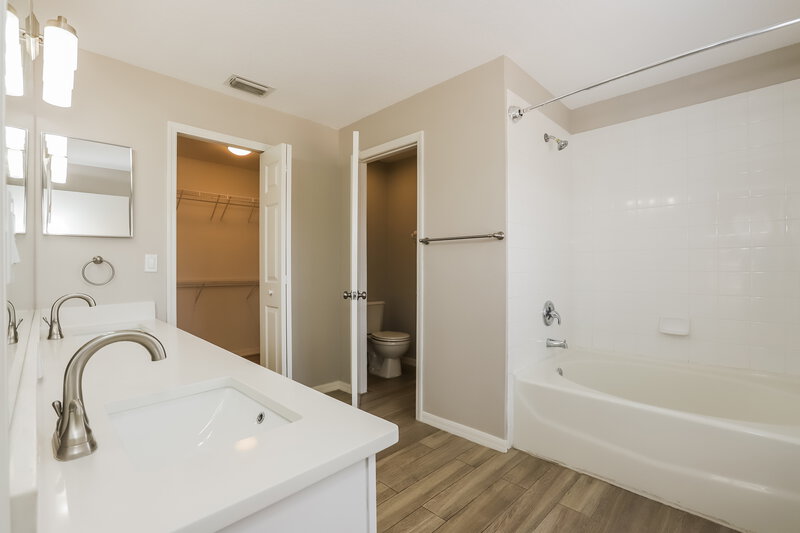 2,355/Mo, 3125 Summer House Dr Valrico, FL 33594 Main Bathroom View