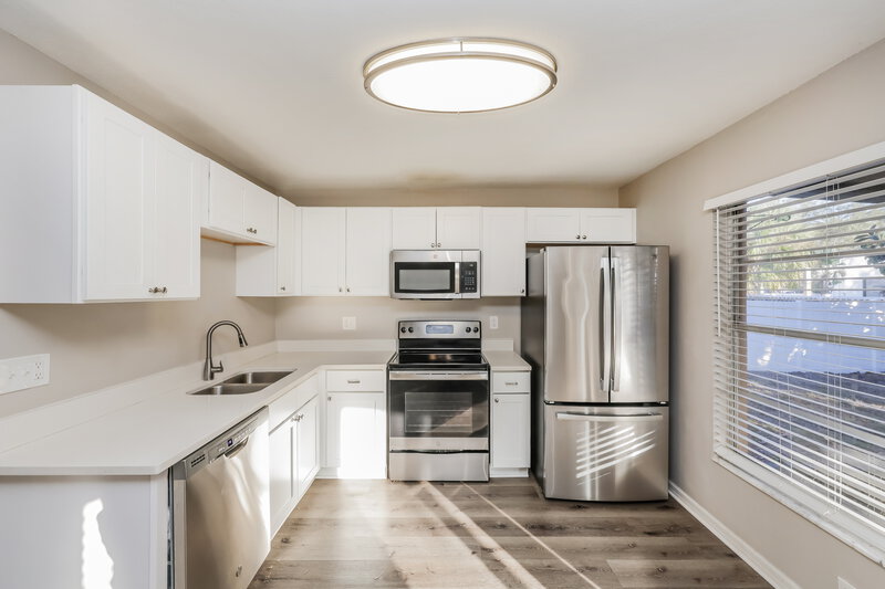 1,845/Mo, 11337 Blackbark Dr Riverview, FL 33579 Kitchen View