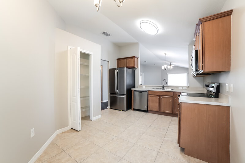 2,025/Mo, 7329 Lumber Port Dr Ruskin, FL 33573 Kitchen View