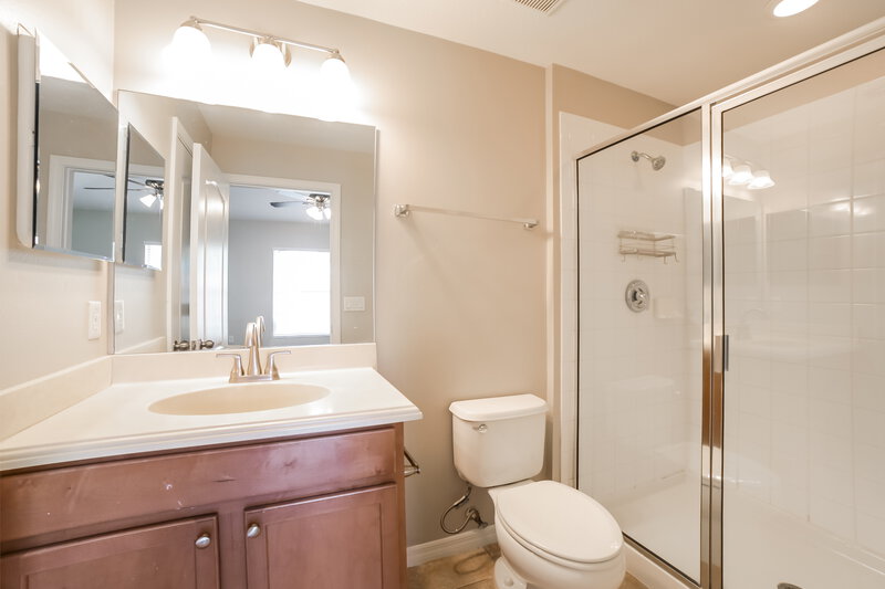 2,025/Mo, 7329 Lumber Port Dr Ruskin, FL 33573 Main Bathroom View