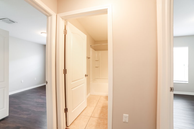 2,025/Mo, 7329 Lumber Port Dr Ruskin, FL 33573 Bathroom View