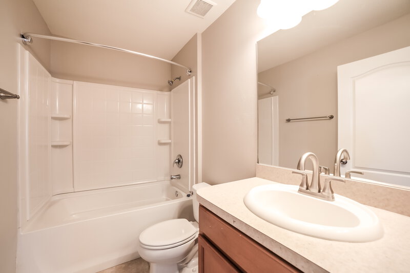 2,025/Mo, 7329 Lumber Port Dr Ruskin, FL 33573 Bathroom View 2