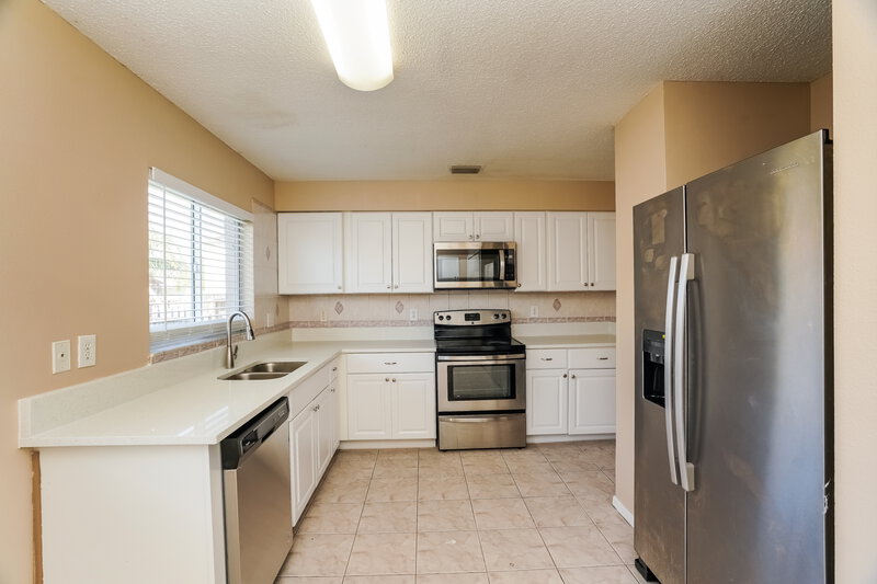 2,110/Mo, 1436 Birchstone Ave Brandon, FL 33511 Kitchen View
