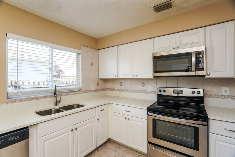 2,110/Mo, 1436 Birchstone Ave Brandon, FL 33511 Kitchen View 2