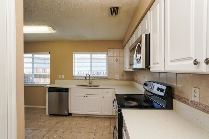 2,110/Mo, 1436 Birchstone Ave Brandon, FL 33511 Kitchen View 3