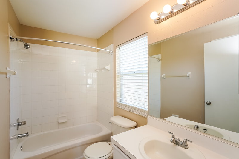 2,110/Mo, 1436 Birchstone Ave Brandon, FL 33511 Main Bathroom View