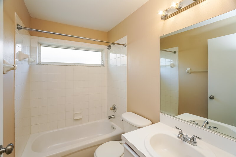 2,110/Mo, 1436 Birchstone Ave Brandon, FL 33511 Bathroom View