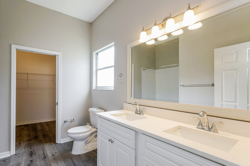 2,335/Mo, 7409 Sade St Tampa, FL 33615 Main Bathroom View