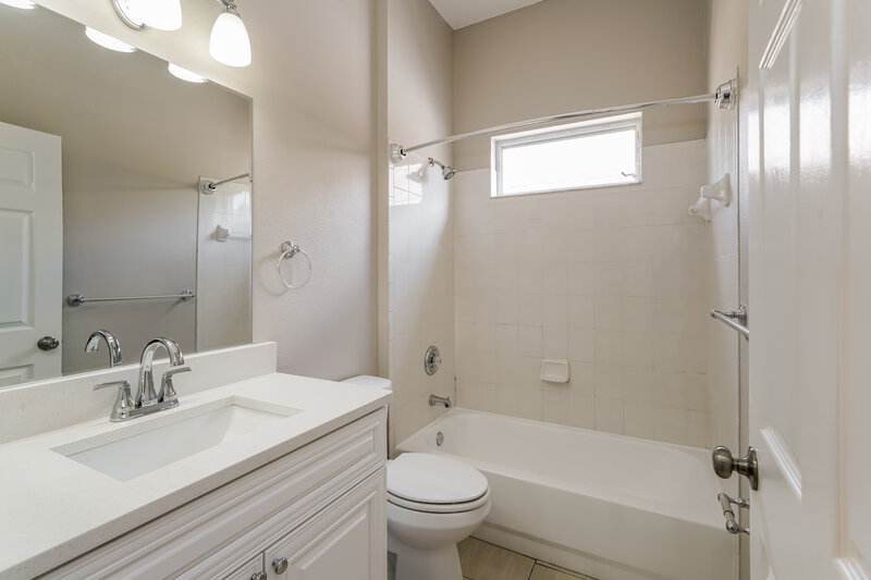 2,335/Mo, 7409 Sade St Tampa, FL 33615 Bathroom View