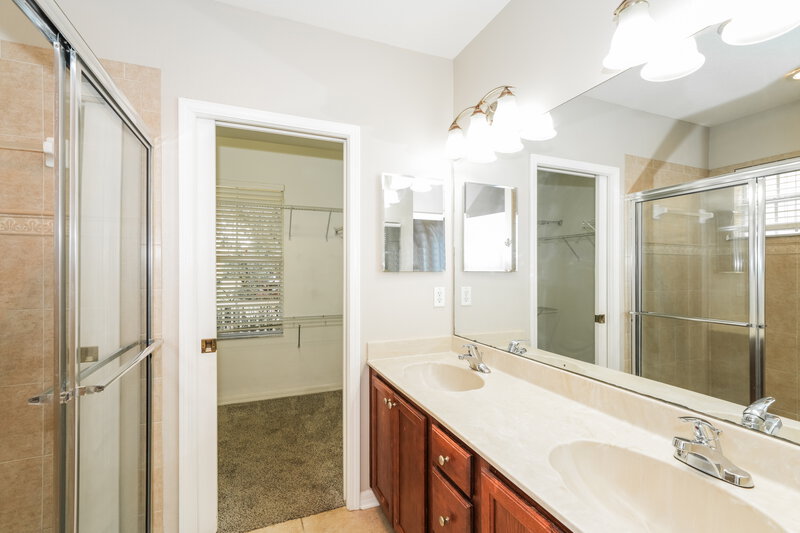 0/Mo, 16014 Loneoak View Dr Lithia, FL 33547 Main Bathroom View