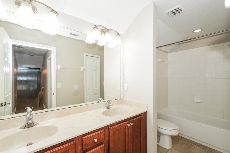 0/Mo, 16014 Loneoak View Dr Lithia, FL 33547 Bathroom View