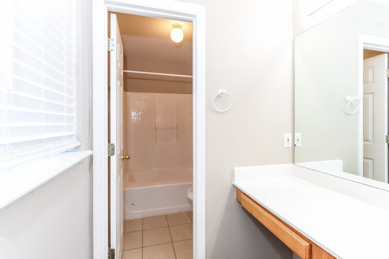 1,990/Mo, 31735 Loch Aline Dr Wesley Chapel, FL 33545 Main Bathroom View