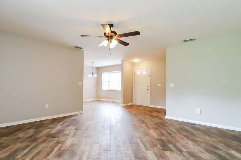 2,120/Mo, 4810 Reagan Ave Seffner, FL 33584 Living Room View 2