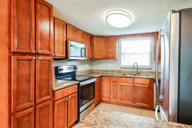 2,120/Mo, 4810 Reagan Ave Seffner, FL 33584 Kitchen View 2