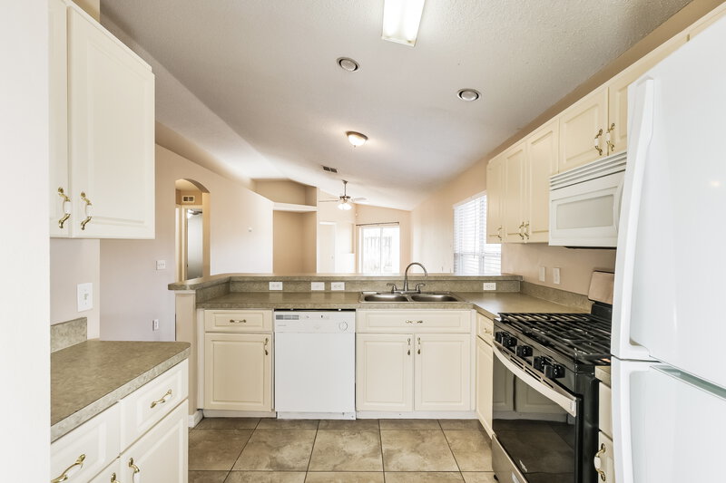 1,765/Mo, 5849 Sand Key Ln Zephyrhills, FL 33545 Kitchen View