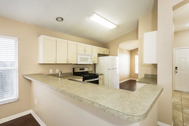 1,765/Mo, 5849 Sand Key Ln Zephyrhills, FL 33545 Kitchen View 2
