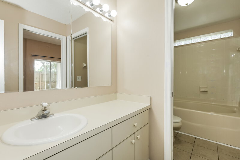 1,765/Mo, 5849 Sand Key Ln Zephyrhills, FL 33545 Main Bathroom View