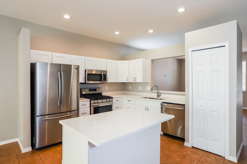 2,210/Mo, 11016 Newbridge Dr Riverview, FL 33579 Kitchen View 2