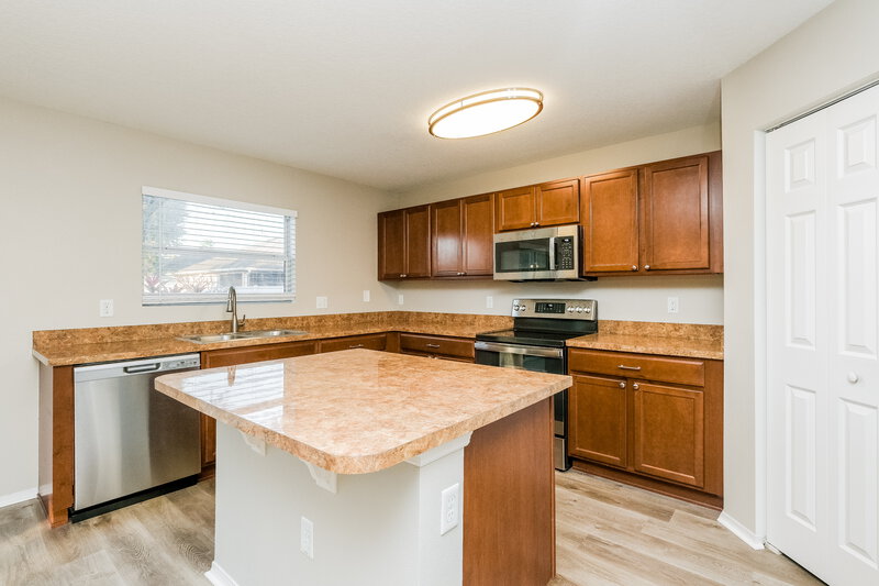 3,270/Mo, 4300 Fieldview Cir Wesley Chapel, FL 33545 Kitchen View 2