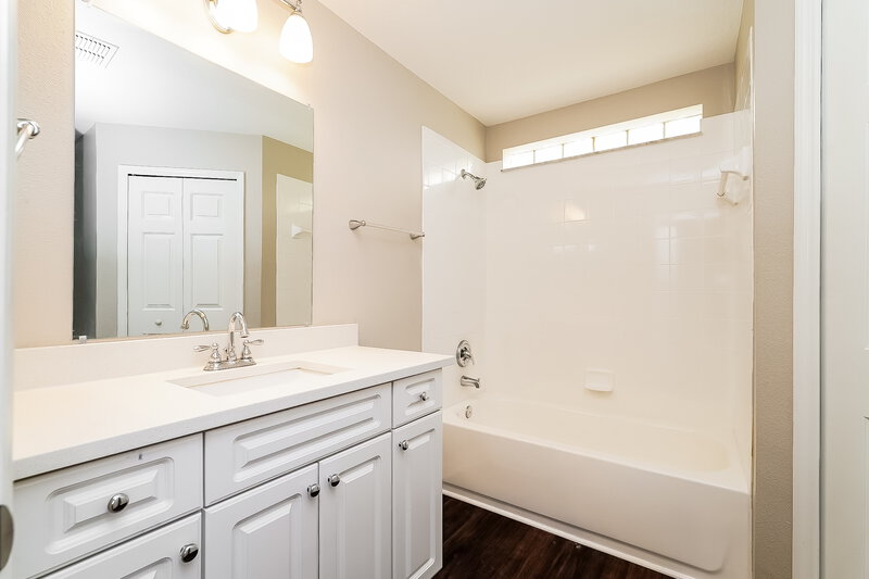 1,990/Mo, 14905 Stag Woods Cir Lutz, FL 33559 Main Bathroom View